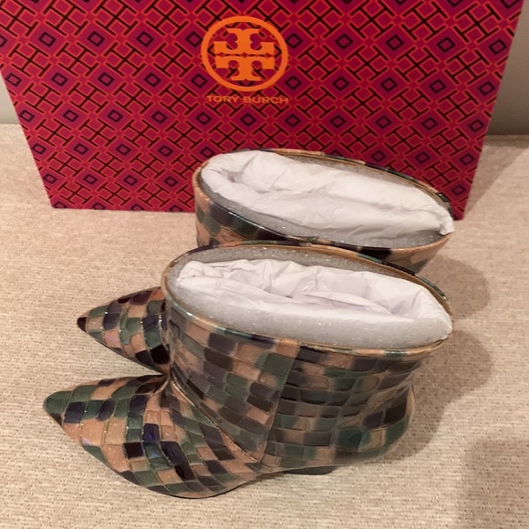 TORY BURCH LILA HAND PAINTED EMBOSSED PATENT LEATHER BOOTS MADE IN ITALY 🇮🇹 - Picture 5 of 16